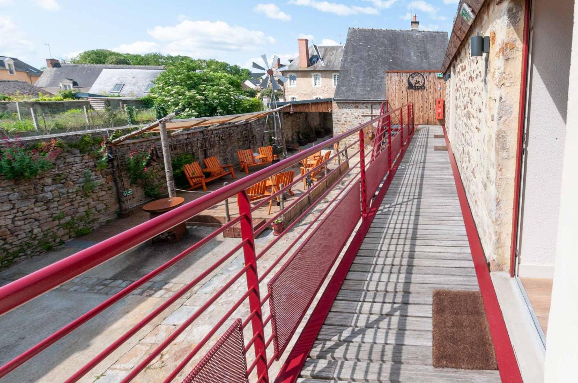Hotel Le Ranch Brûlon Екстериор снимка