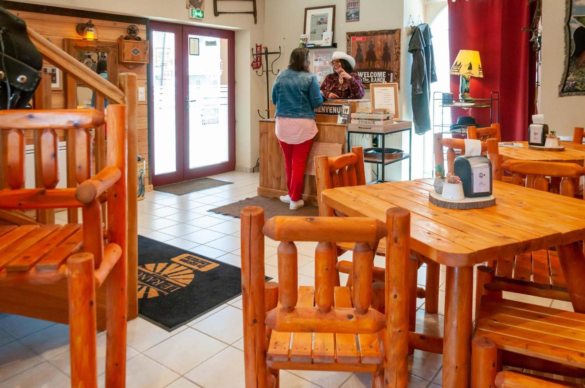 Hotel Le Ranch Brûlon Екстериор снимка