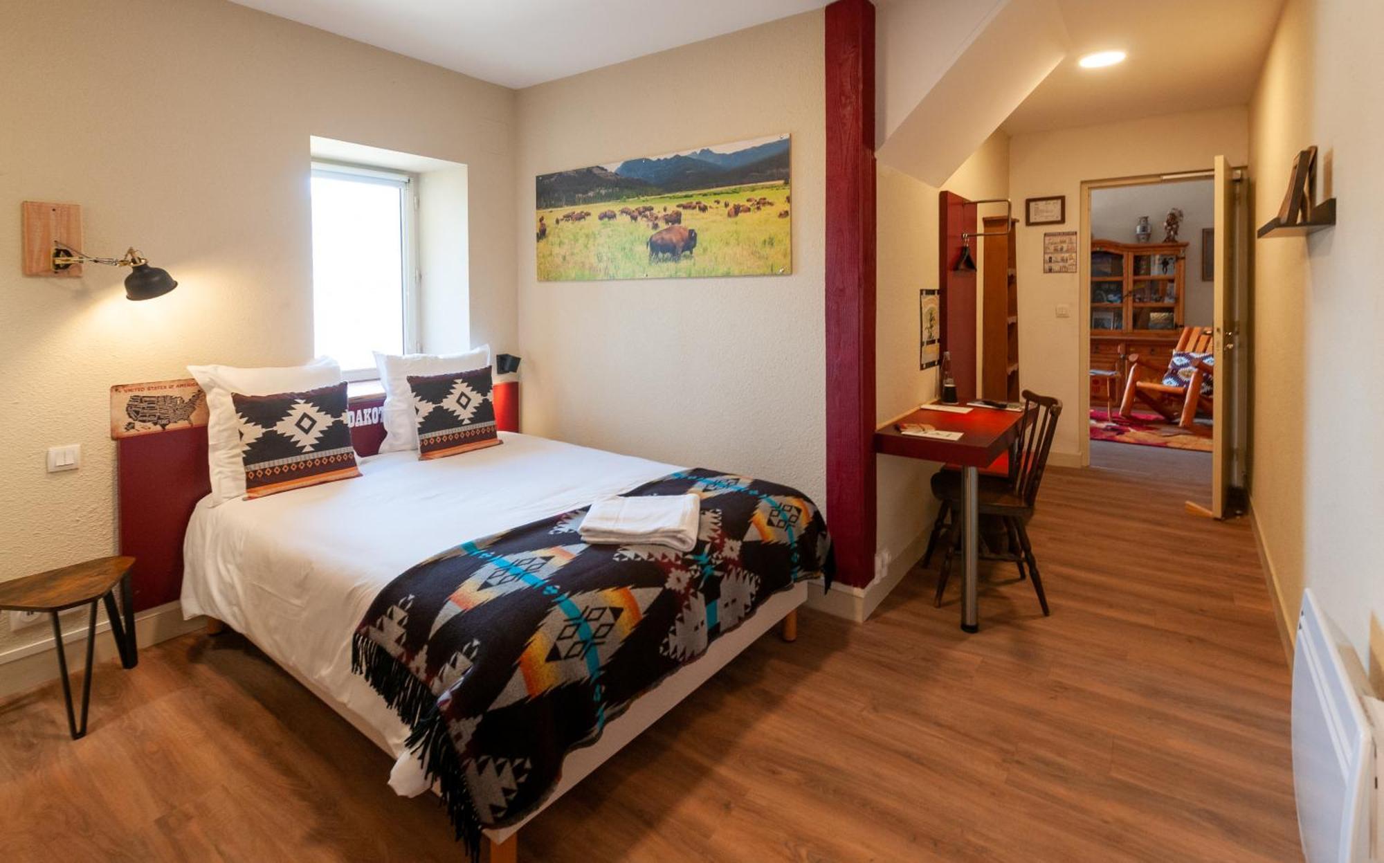 Hotel Le Ranch Brûlon Екстериор снимка