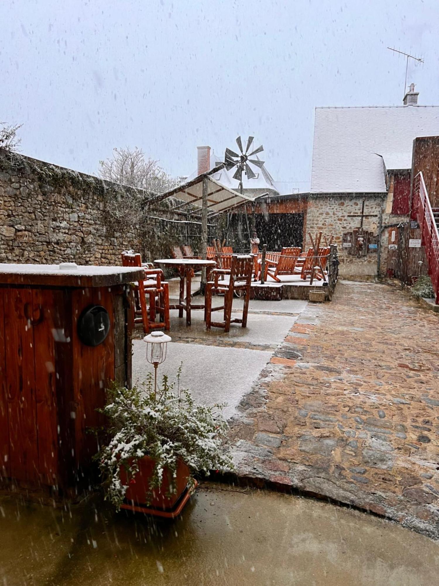 Hotel Le Ranch Brûlon Екстериор снимка